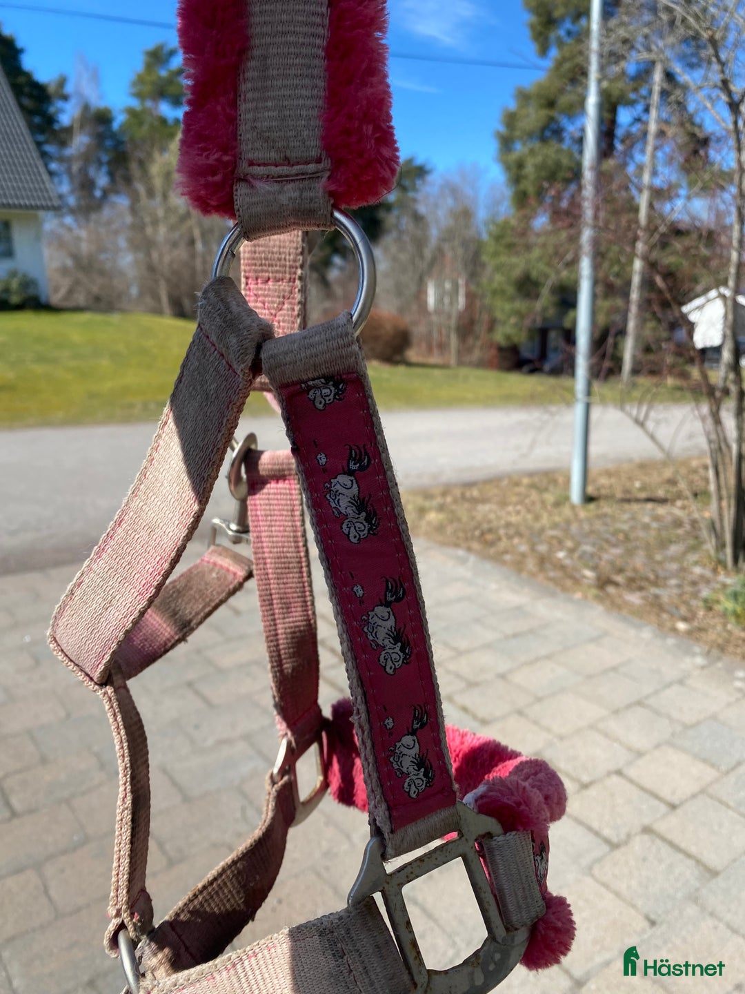 Övrig Hästutrustning hästutrustning till salu: Rosa fluff mulle grimma💕 i Hammarö - Annons 3