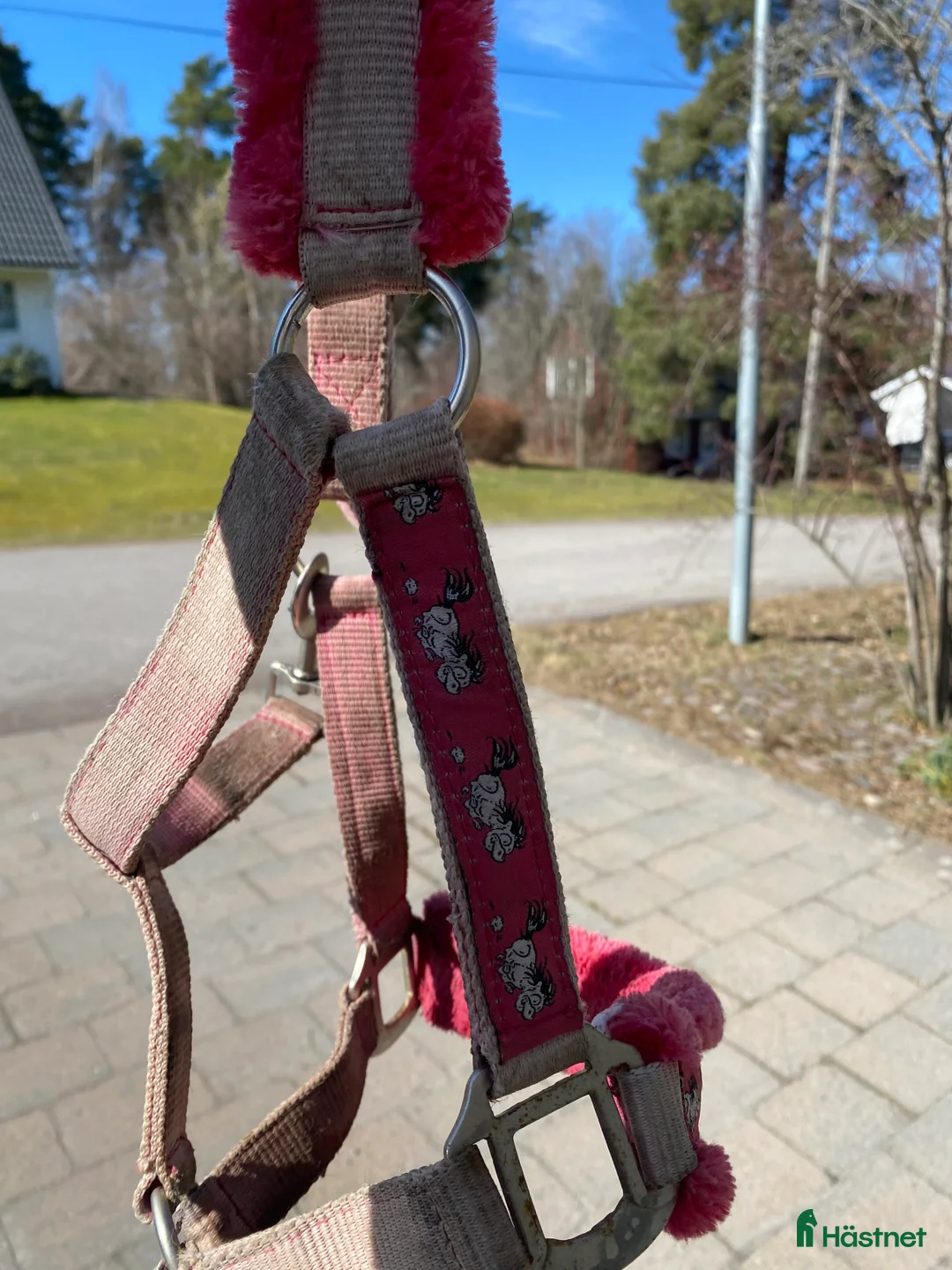 Övrig Hästutrustning hästutrustning till salu: Rosa fluff mulle grimma💕 - Annons 3