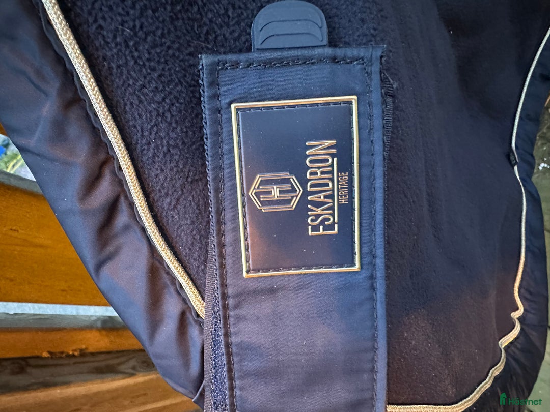 Täcken hästutrustning till salu: Jätte fin ländtäcke från Eskadron, nyskick! i Forserum - Annons 4