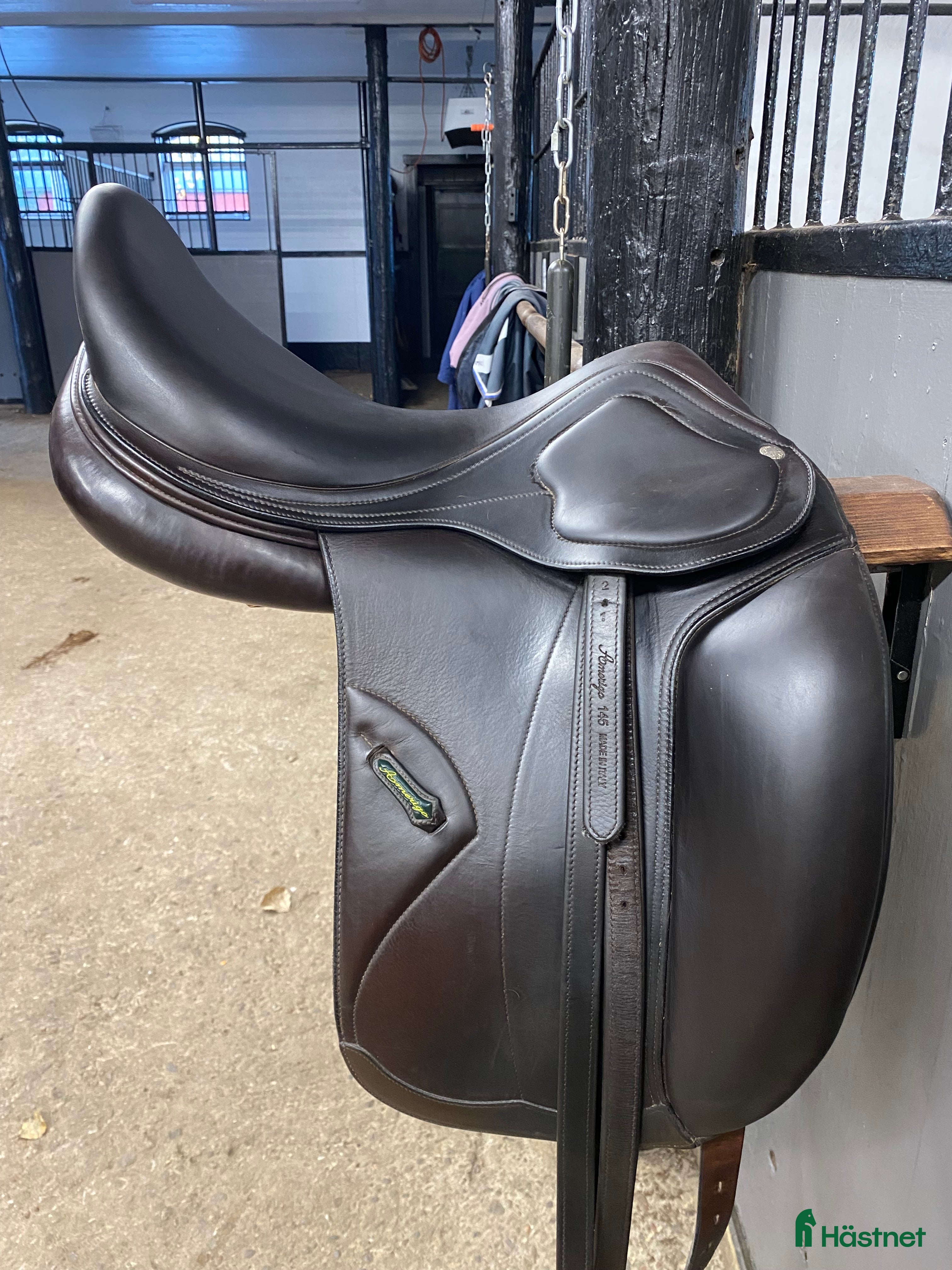 Sadlar hästutrustning till salu: Dressyrsadel från Amerigo Pinerolo 17 tum  i Trångsund - Annons 11