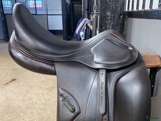 Sadlar hästutrustning till salu: Dressyrsadel från Amerigo Pinerolo 17 tum i Stockholm - Annons 18