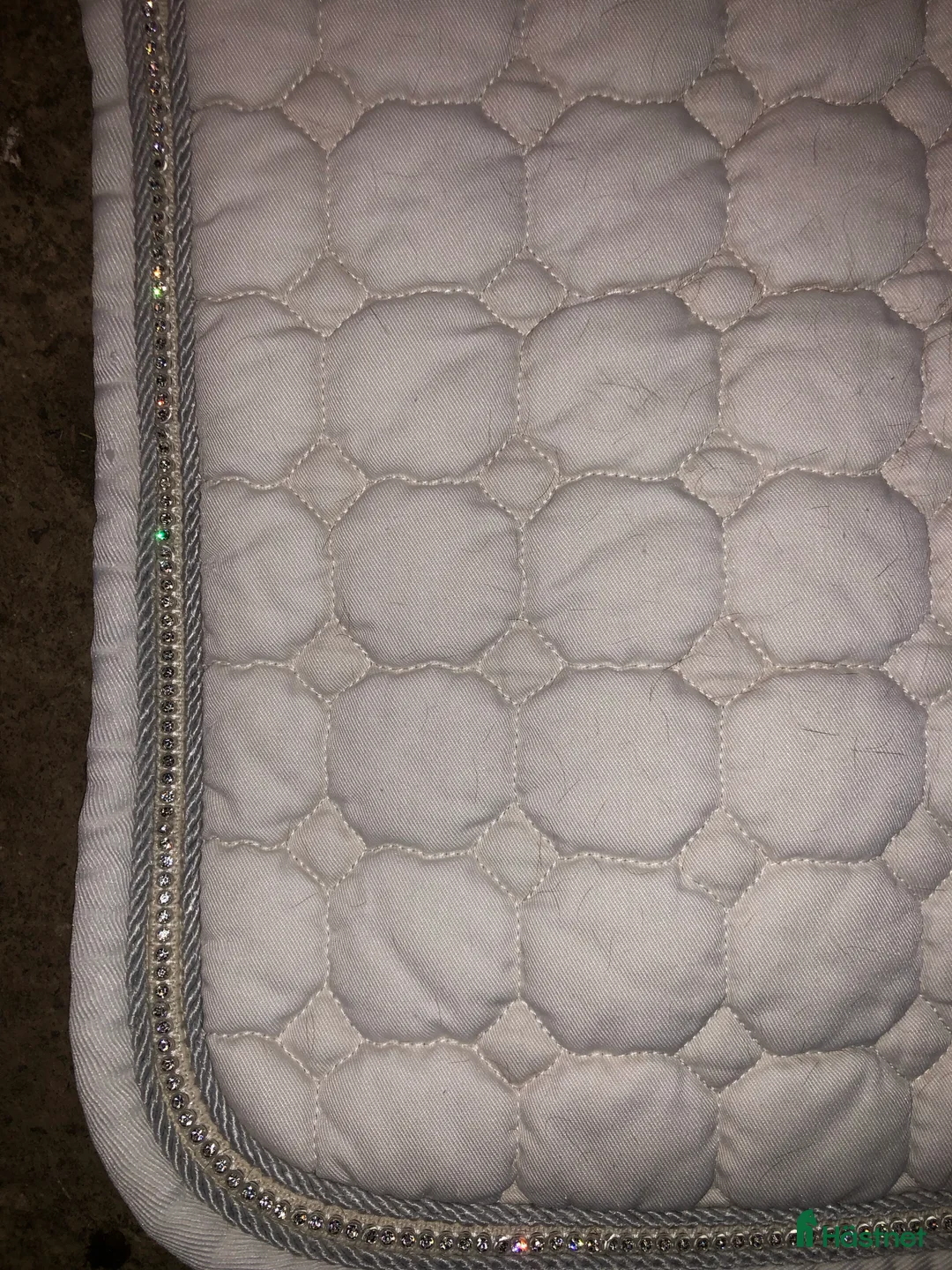 Schabrak & Vojlockar hästutrustning till salu: nästan nytt dressyr schabrak i Vreta Kloster - Annons 2