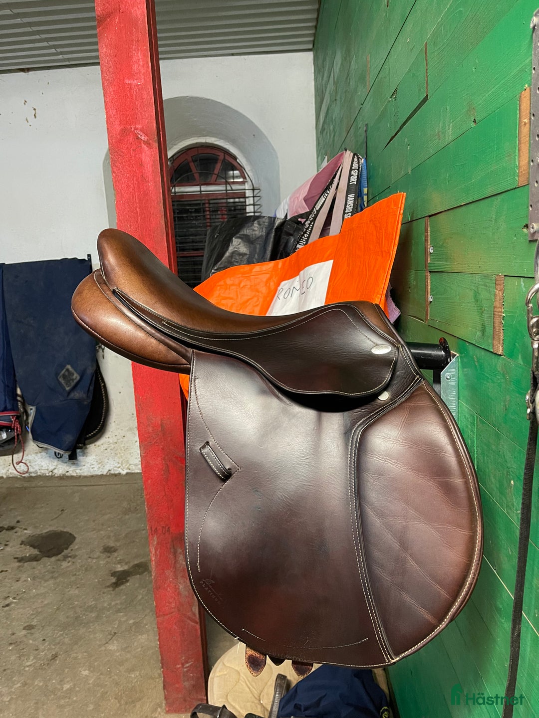 Sadlar hästutrustning till salu: Fin Santa Cruz platinum 17” i Västerås - Annons 1