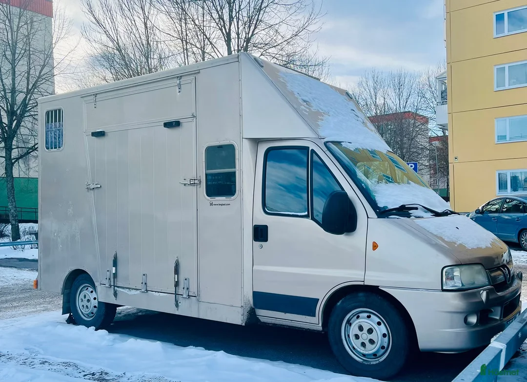 Hästlastbilar  fordon & transport till salu: Hästlastbil B-kort med dragkrok - Annons 1