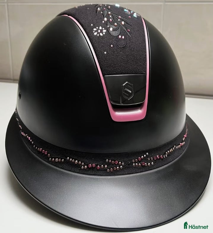 Hjälmar ryttarutrustning till salu:  Miss Shield Baby Pink m. Flower Swarovski - Annons 2