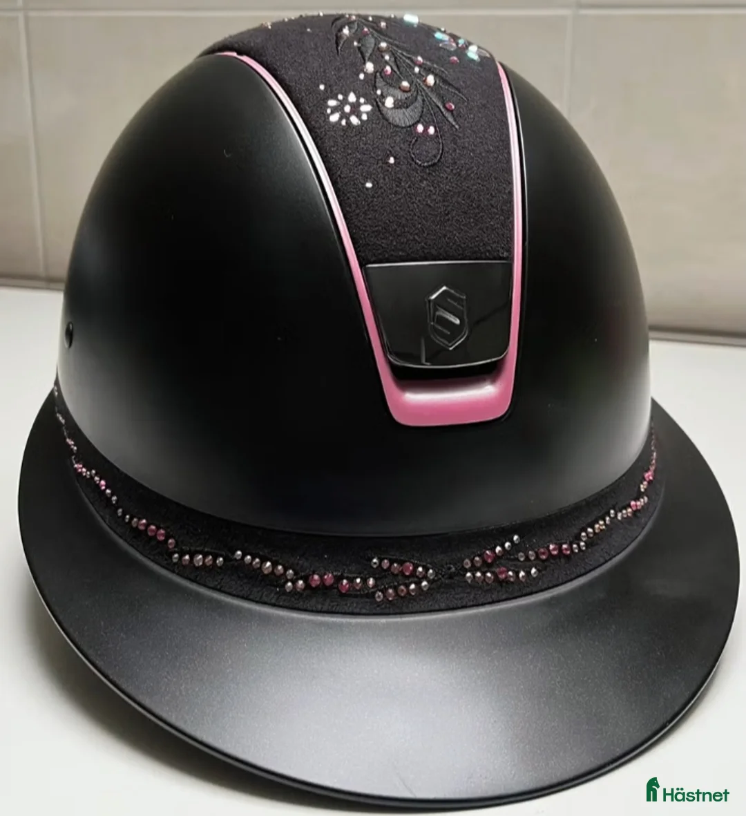 Hjälmar ryttarutrustning till salu:  Miss Shield Baby Pink m. Flower Swarovski - Annons 1