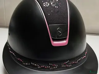 Hjälmar ryttarutrustning till salu: Miss Shield Baby Pink m. Flower Swarovski - Annons 2