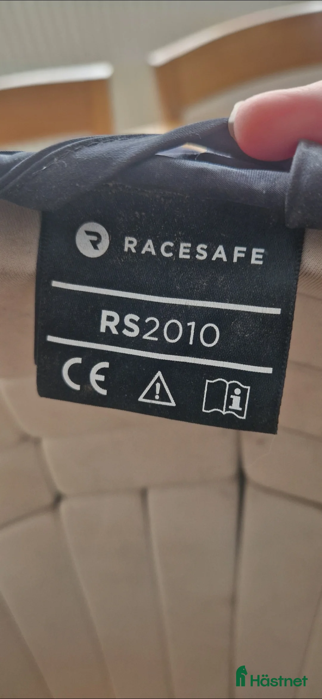 Säkerhetsvästar ryttarutrustning till salu: Racesafe säkerhetsväst strl. Vuxen M - Annons 2