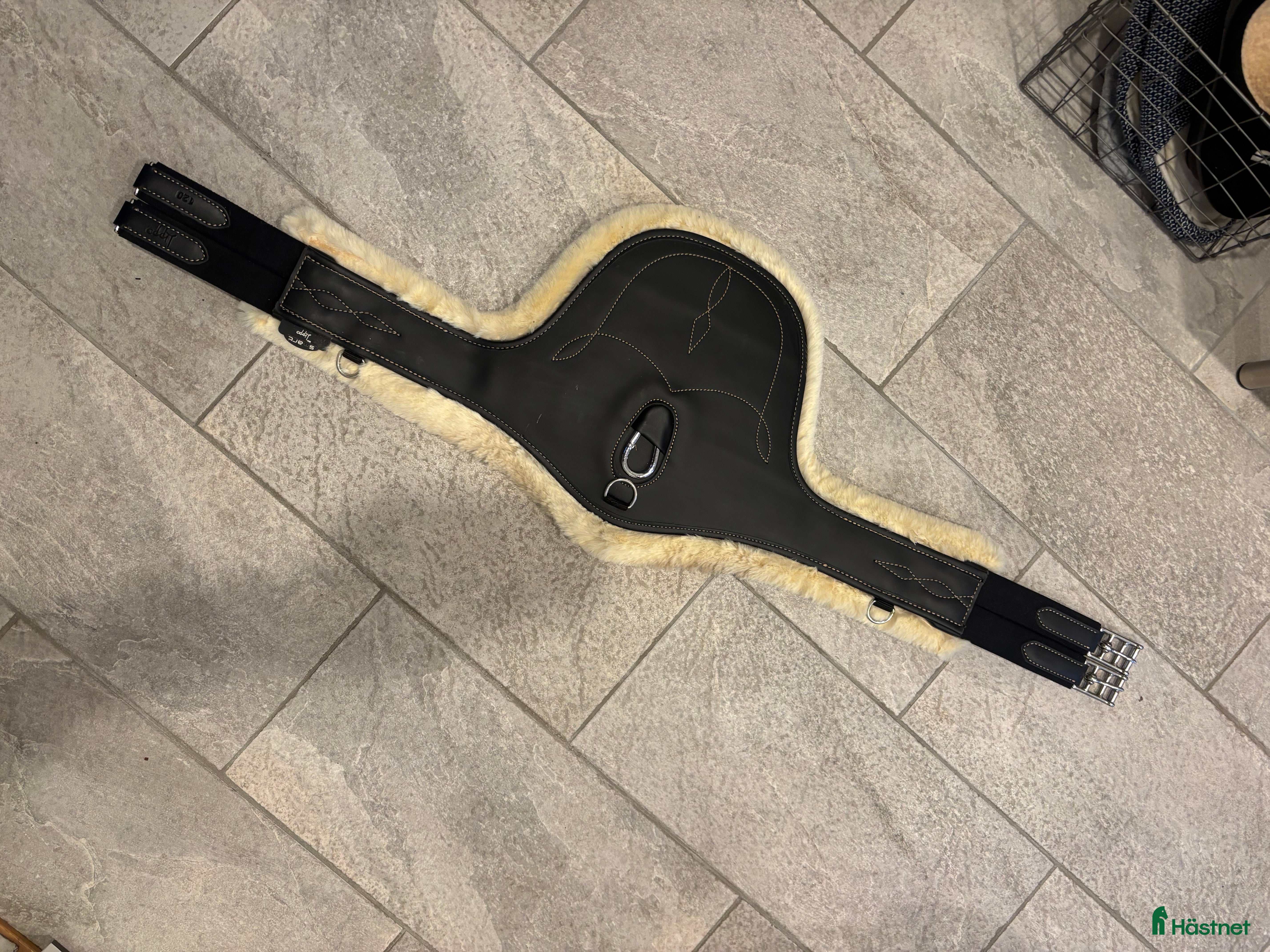 Sadeltillbehör hästutrustning Anatomisk sadelgjord, magplatta säljes i Västra Frölunda - Annons 4