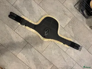 Sadeltillbehör hästutrustning Anatomisk sadelgjord, magplatta säljes i Västra Frölunda - Annons 4