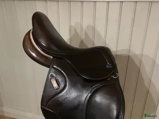 Sadlar hästutrustning Ikonic light 15 hoppsadel - Annons 1