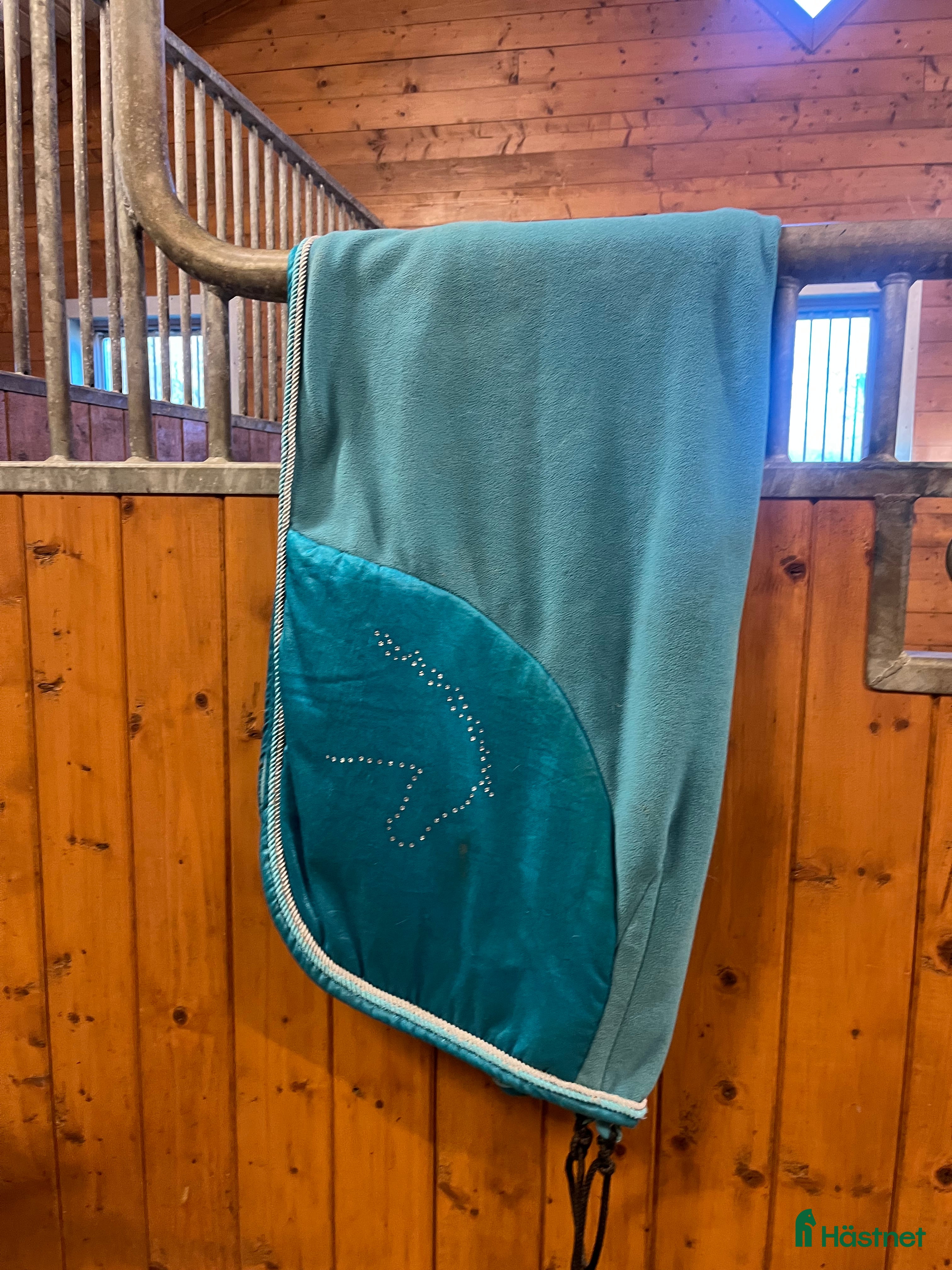 Täcken hästutrustning till salu: Fint fleecetäcke i Axvall - Annons 2