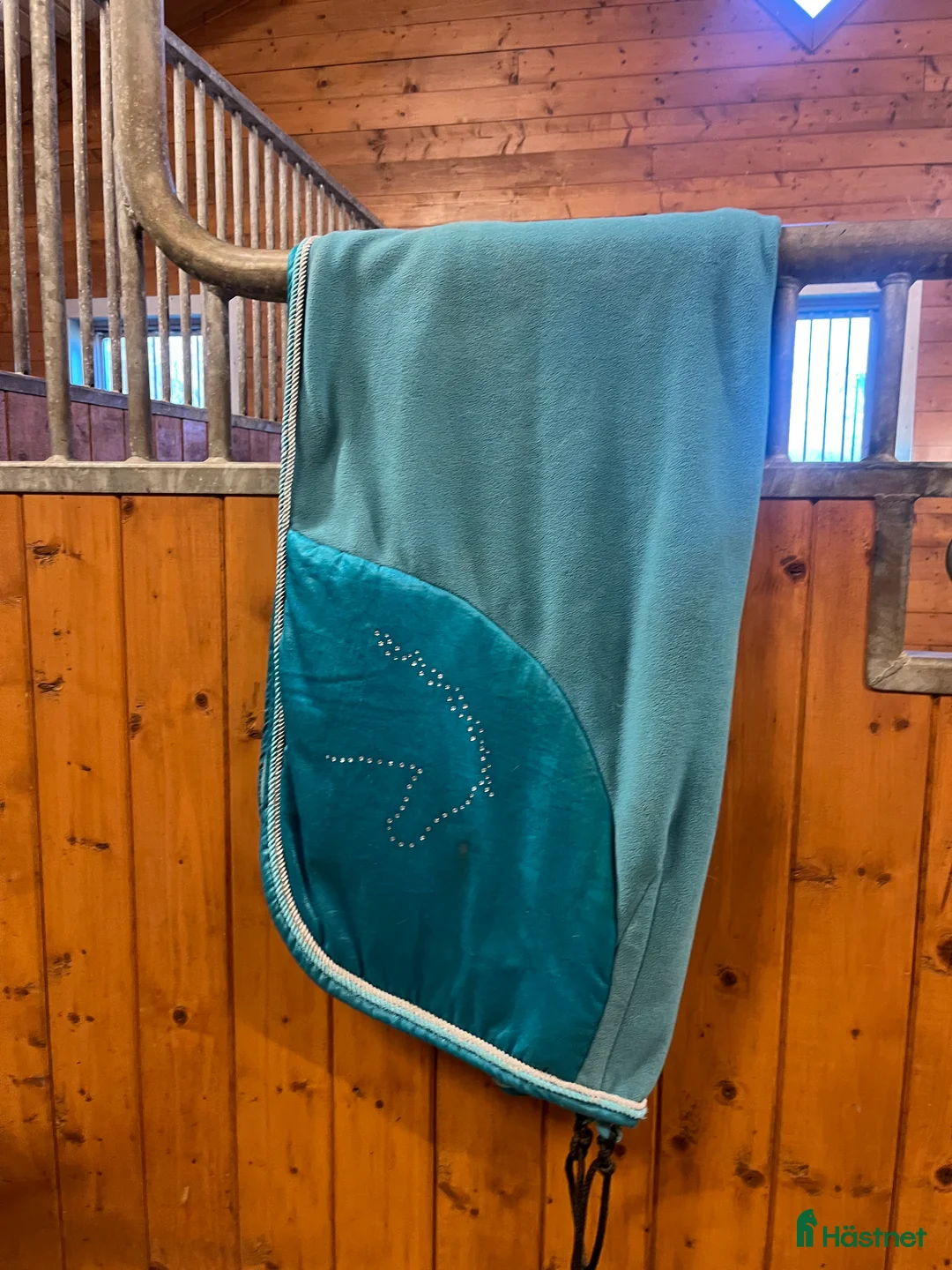 Täcken hästutrustning till salu: Fint fleecetäcke i Axvall - Annons 1