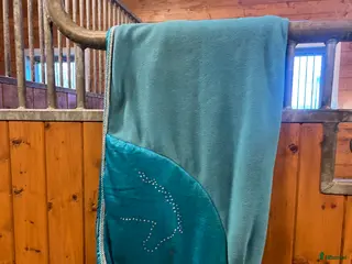 Täcken hästutrustning Fint fleecetäcke i Axvall - Annons 1