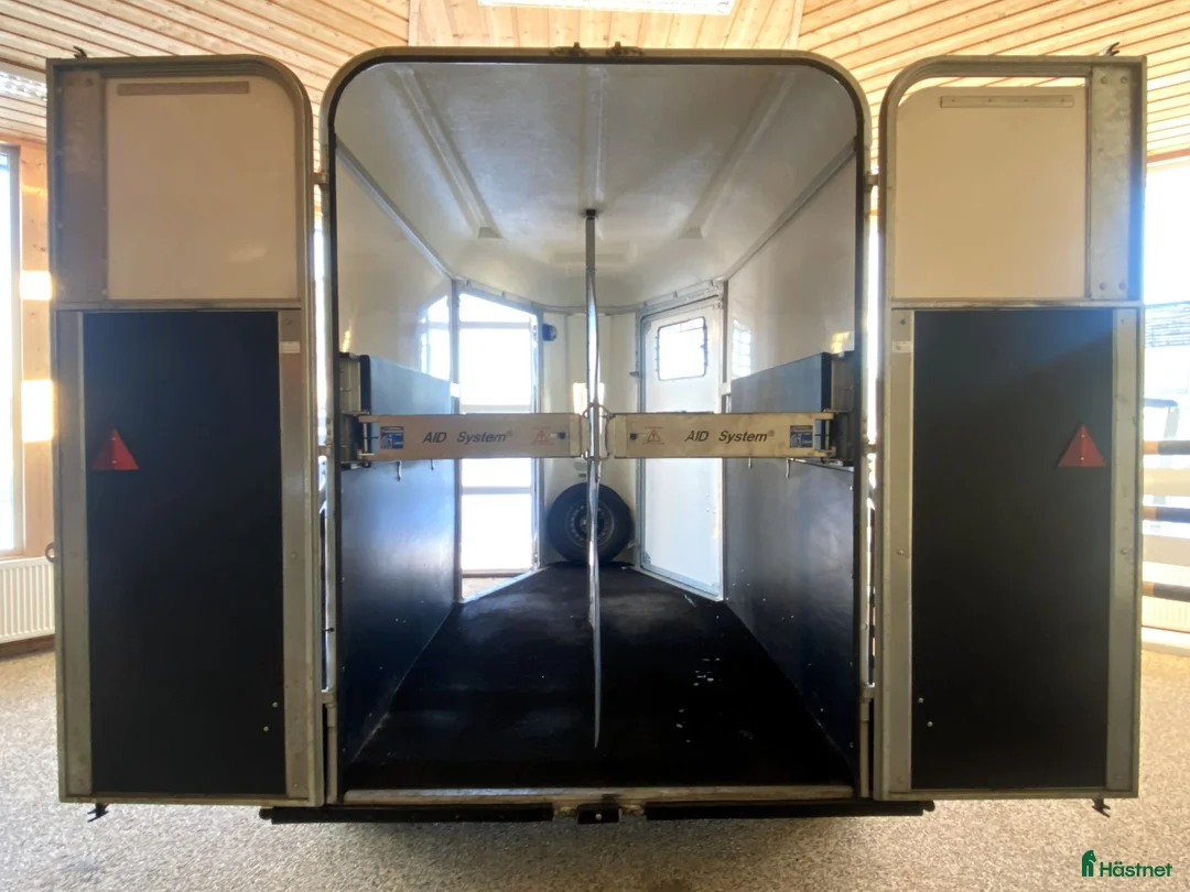 Hästtransporter  fordon & transport till salu: Fautras AidSystem- öppna/stäng bakbommen framifrån - Annons 2