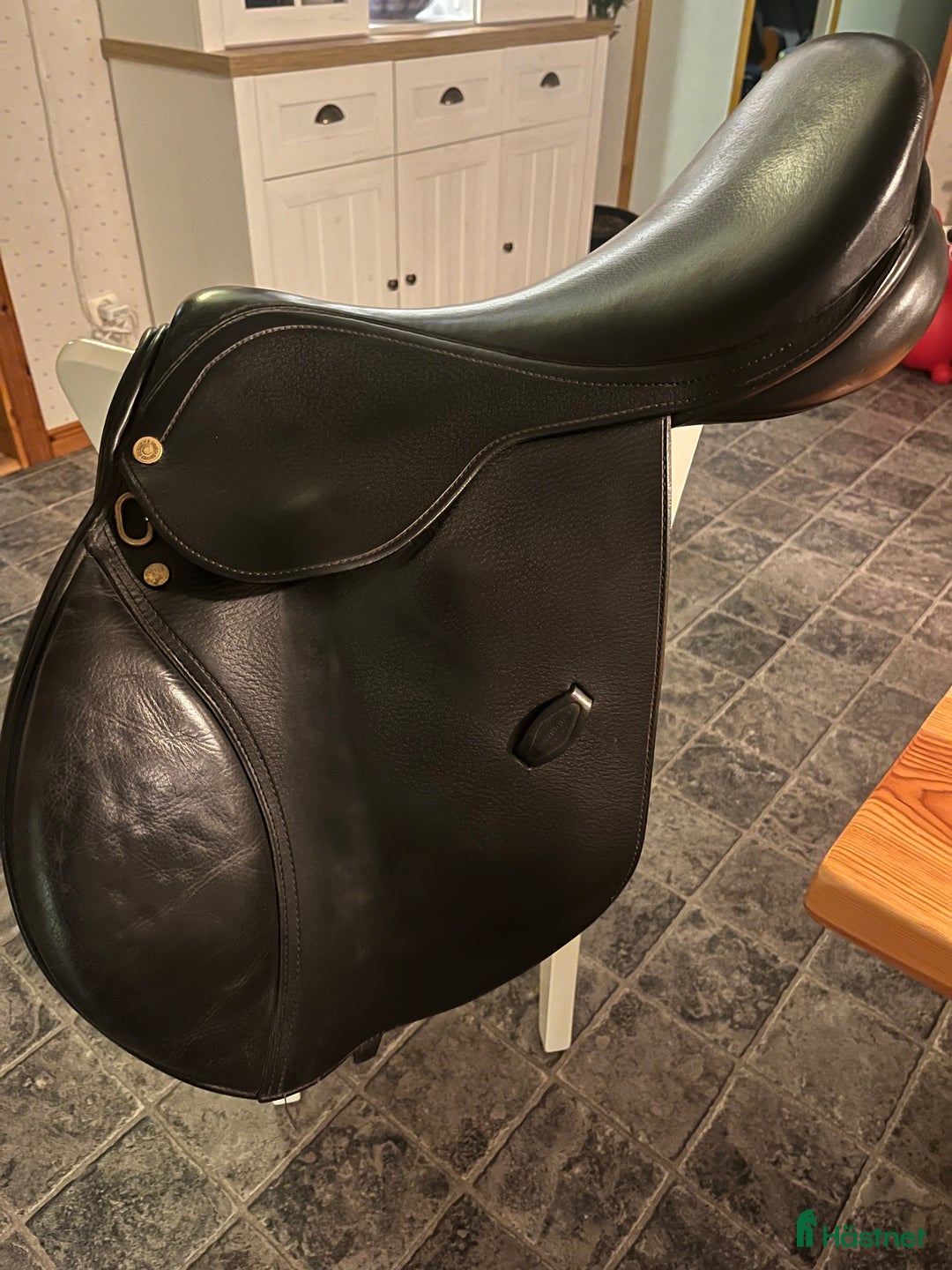 Sadlar hästutrustning till salu: HdR hoppsadel 17” i Öregrund - Annons 1