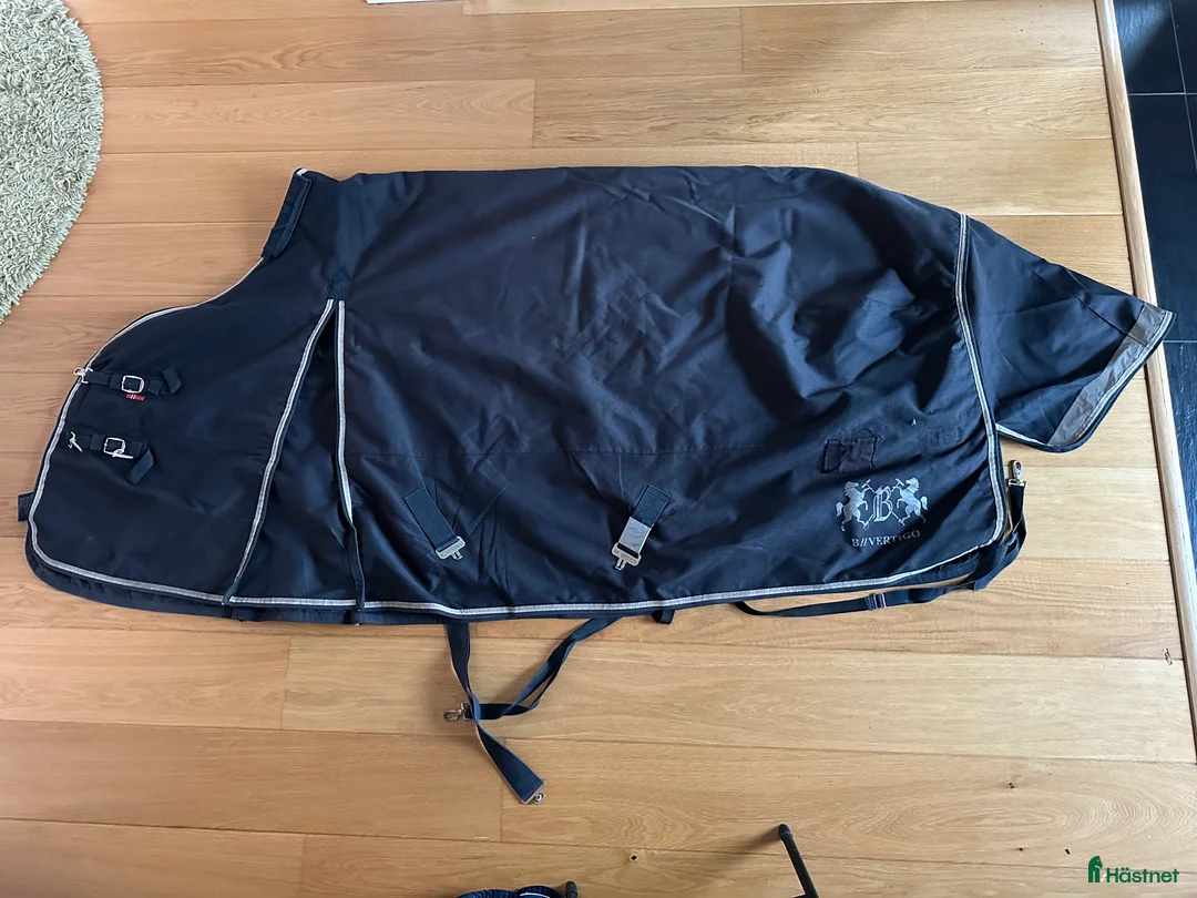 Täcken hästutrustning till salu: Vintertäcke avtagbar hals 400g i Perstorp - Annons 2