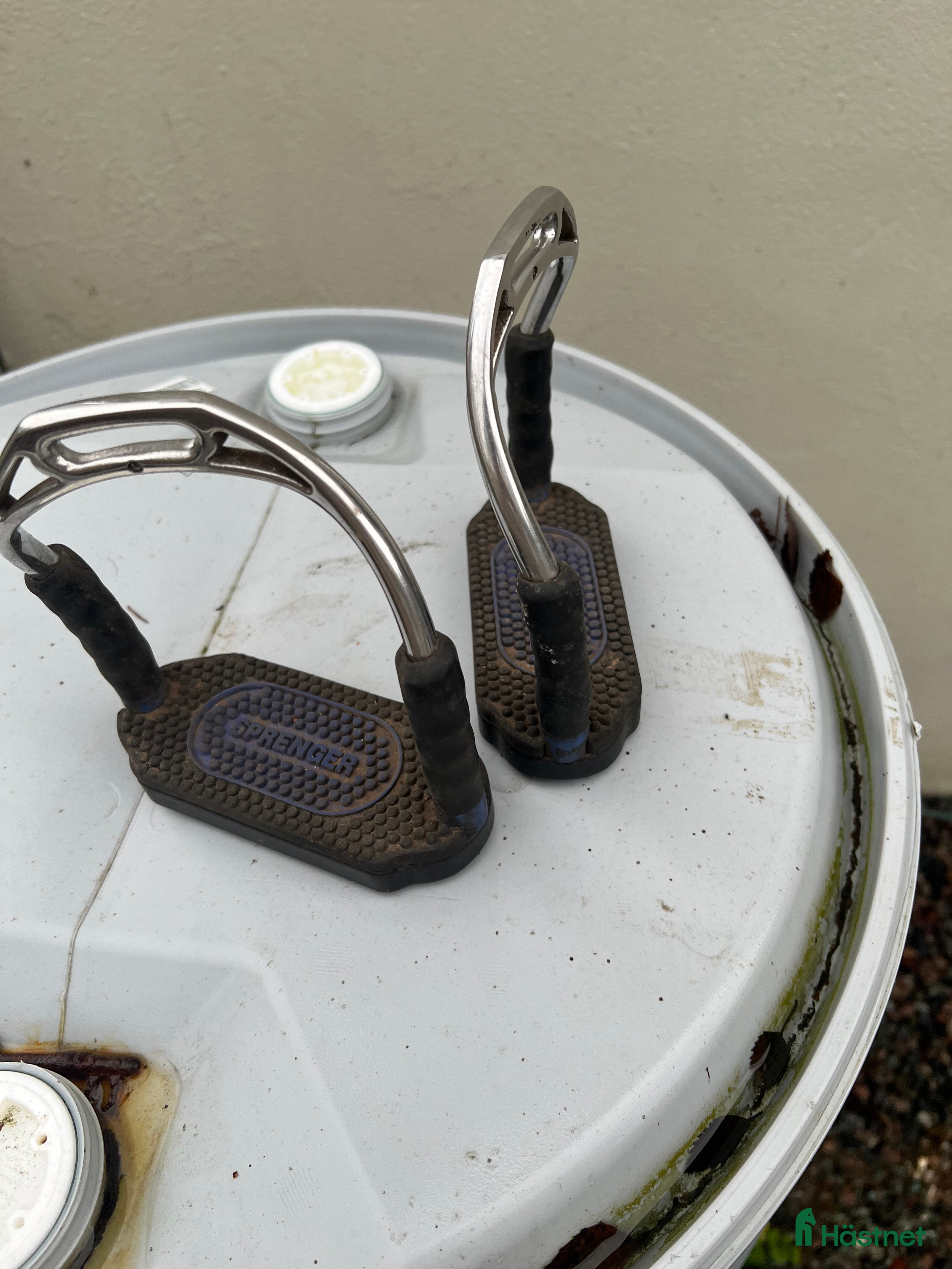 Stigbyglar hästutrustning till salu: Sprenger stigbyglar  i Eksjö - Annons 2