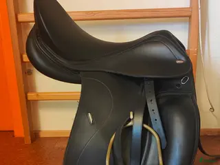 Sadlar hästutrustning Dressyrsadel från Tekna - mkt gott skick i Södertälje - Annons 3