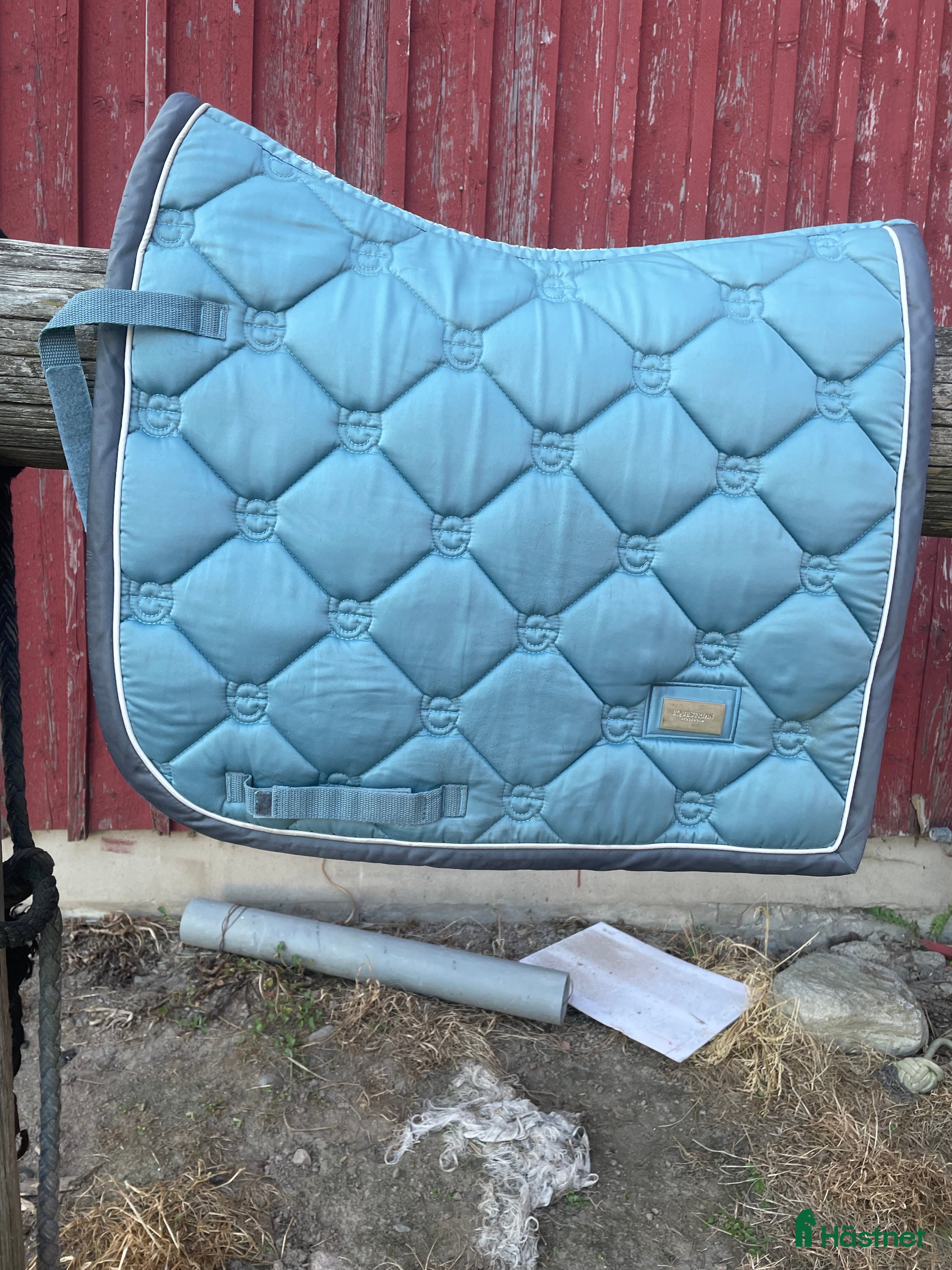 Schabrak &amp; Vojlockar hästutrustning till salu: Equestrian Stockholm “steel Blue” dressyrschabrak - Annons 11