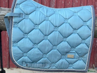 Schabrak & Vojlockar hästutrustning till salu: Equestrian Stockholm “steel Blue” dressyrschabrak - Annons 5