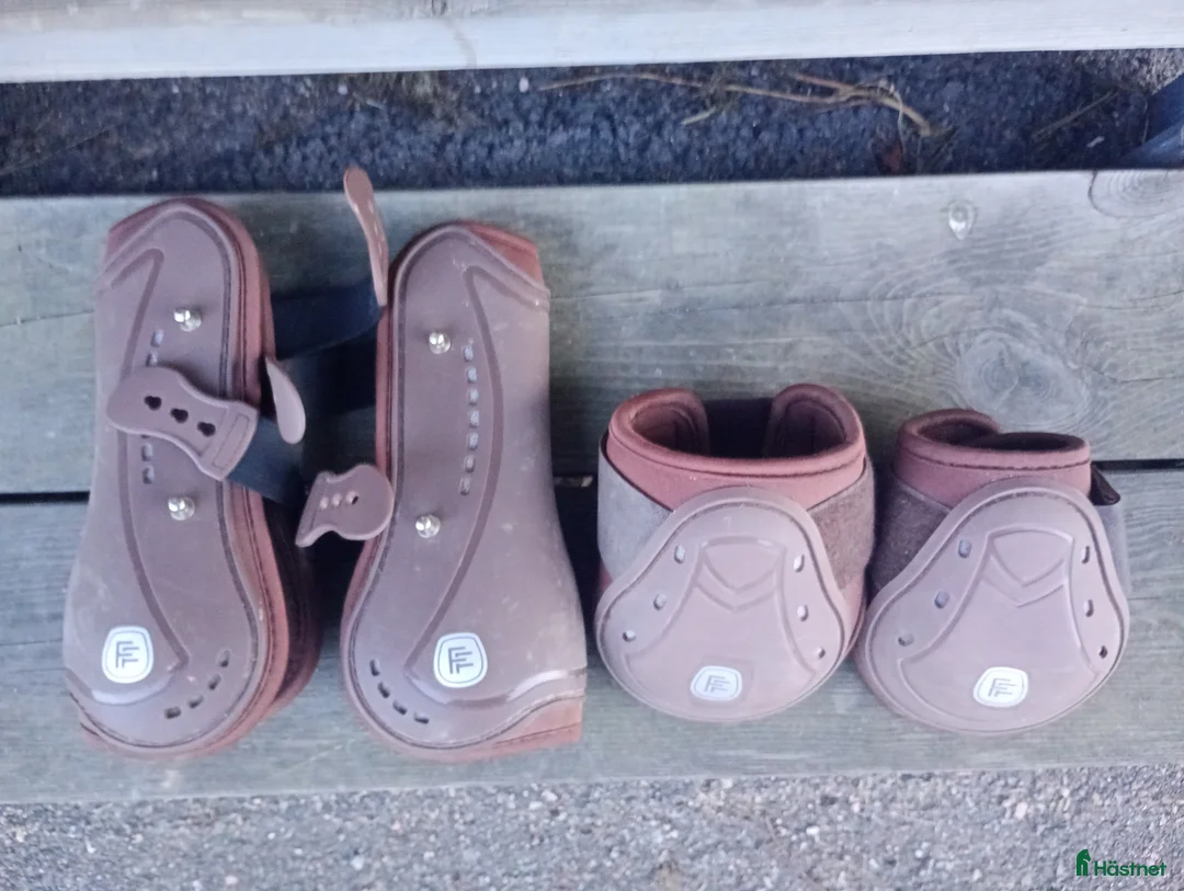 Benskydd hästutrustning till salu: Fram - och bakbenskydd  i Strömstad - Annons 1