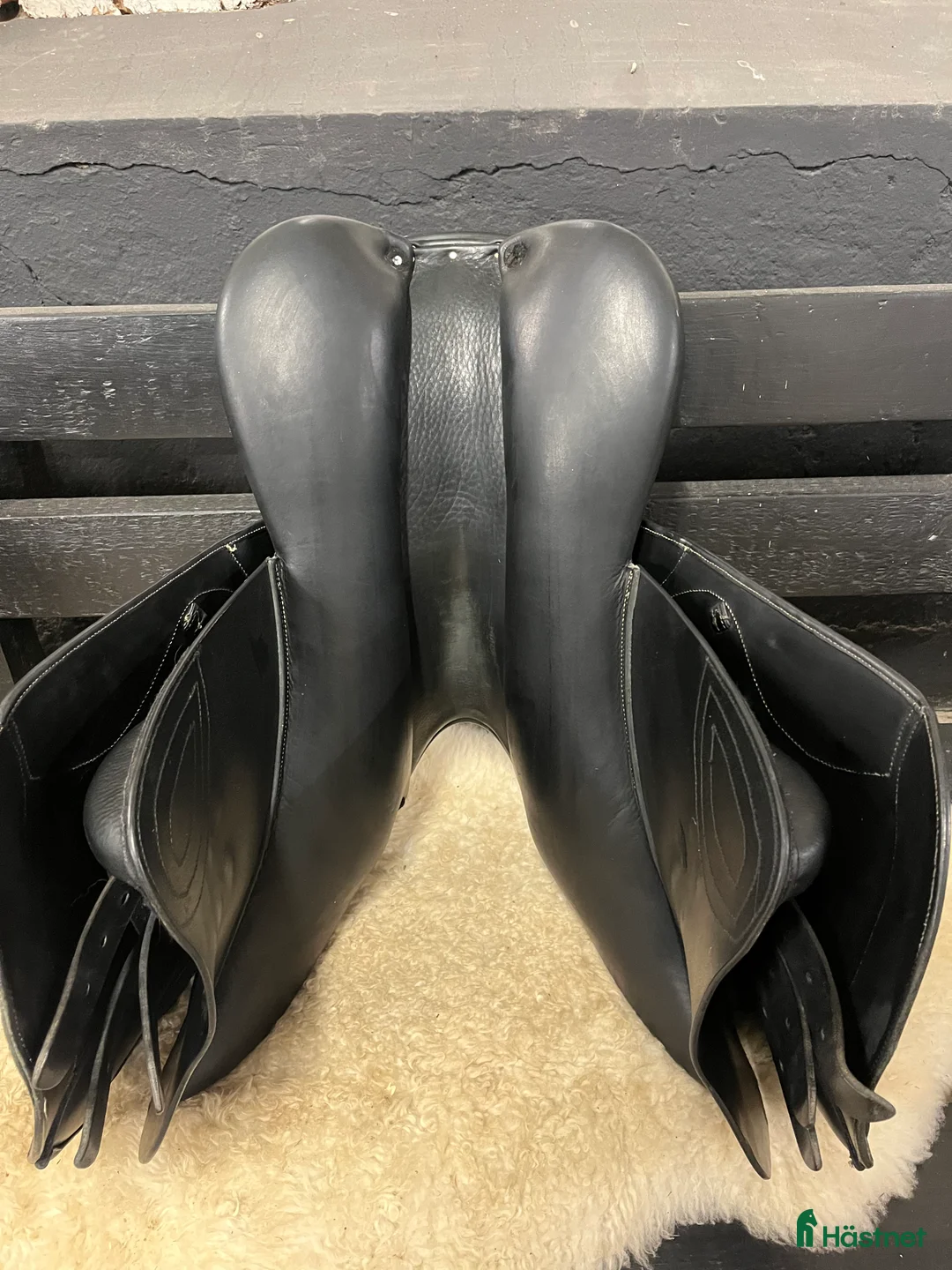 Sadlar hästutrustning till salu: Svart Lippo hoppsadel  i Vara - Annons 5