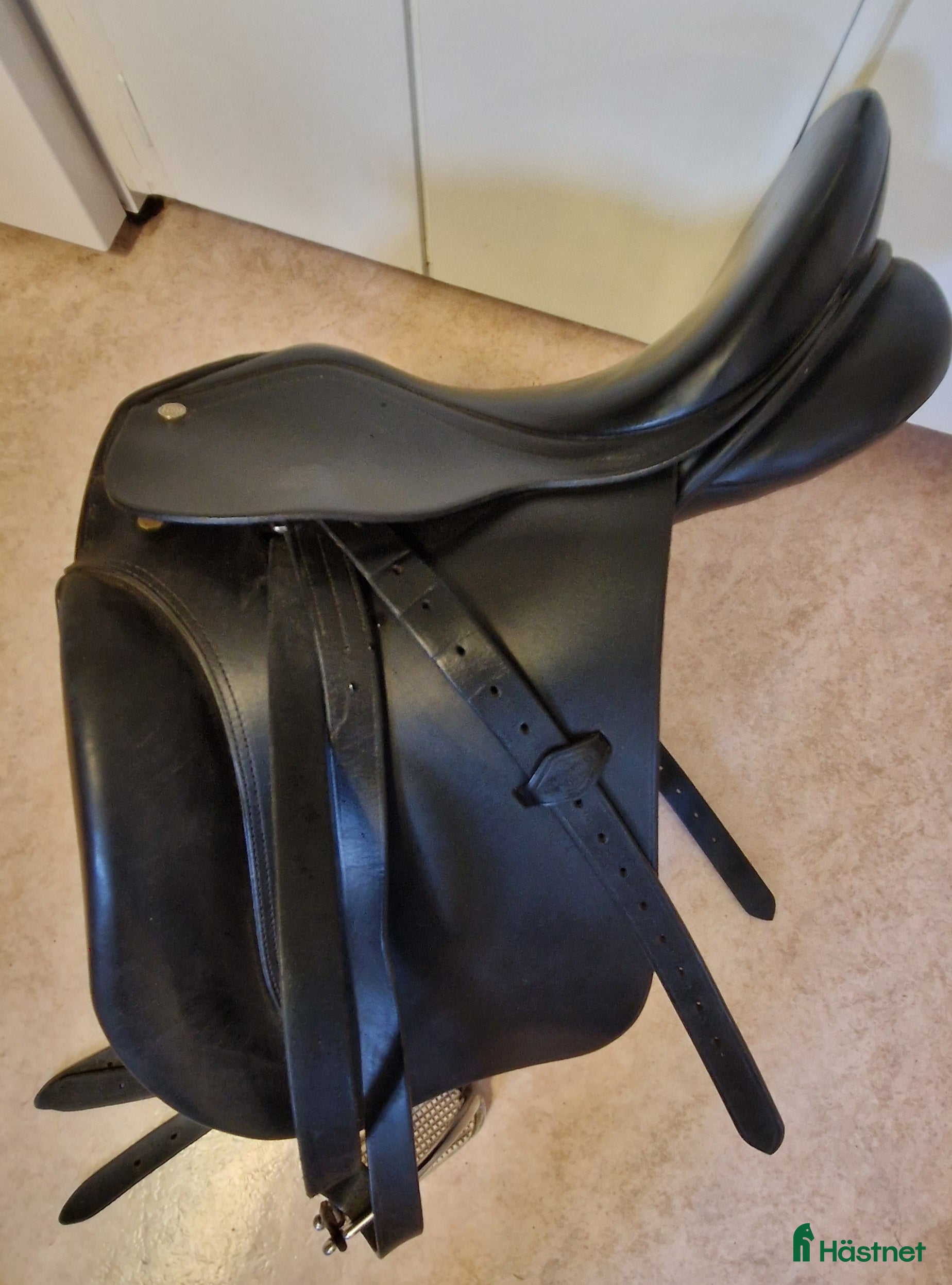 Sadlar hästutrustning till salu: Fin dressyrsadel i Karlstad - Annons 1