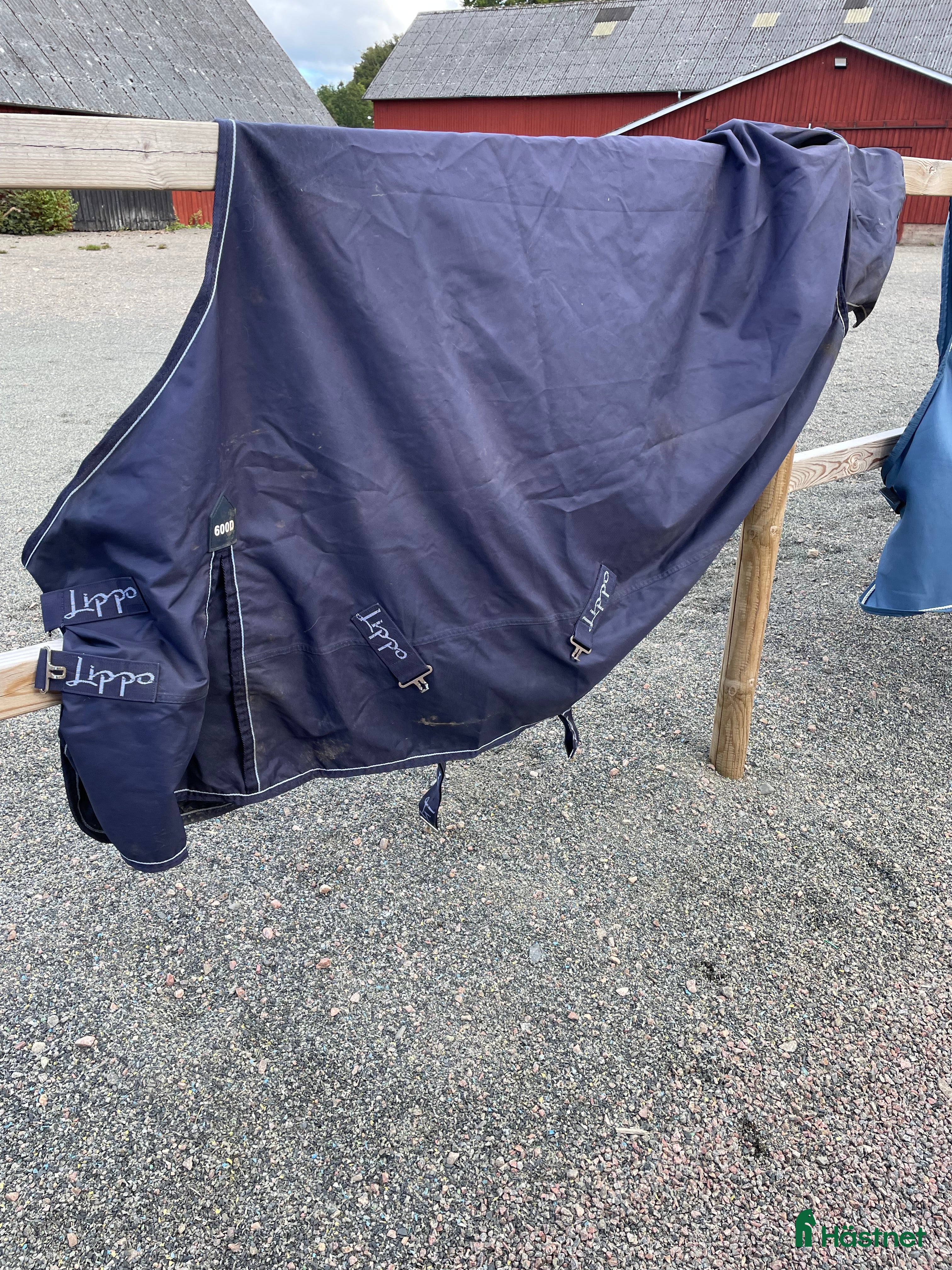 Täcken hästutrustning till salu: Regntäcke 125 i Ängelholm - Annons 1