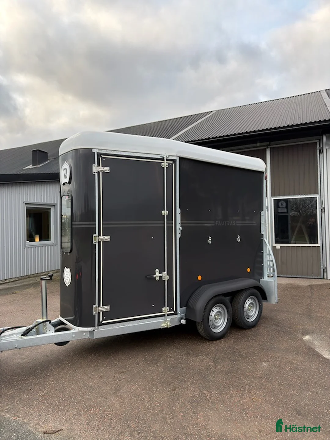 Hästtransporter  fordon & transport till salu: 1,5-hästars Fautras=Perfekt o rymlig för en häst - Annons 1