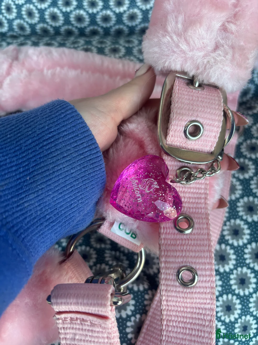 Övrig Hästutrustning hästutrustning till salu: Rosa fluff grimma + nyckelring - Annons 2