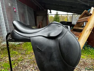 Sadlar hästutrustning Svart Arena Jump i Nora - Annons 2