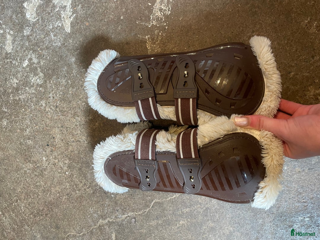 Benskydd hästutrustning till salu: Fluffiga benskydd  i Vetlanda - Annons 1