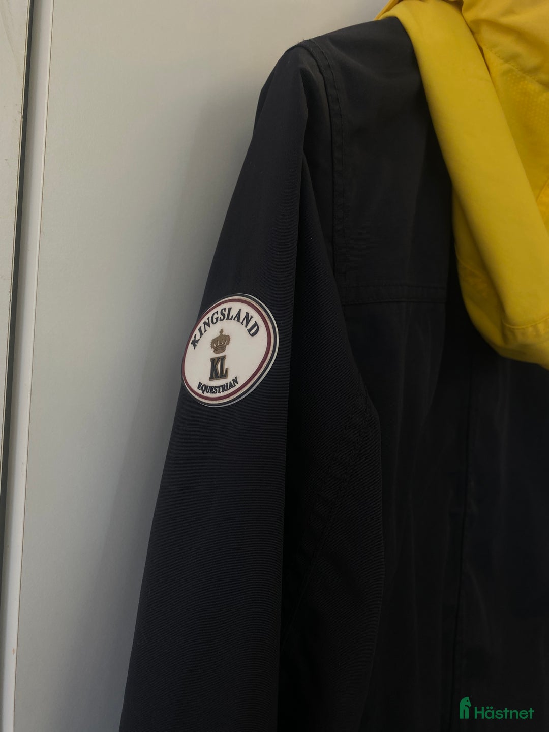Jackor & Kavajer ryttarutrustning till salu: Marinblå regnjacka  i Upplands Väsby - Annons 2