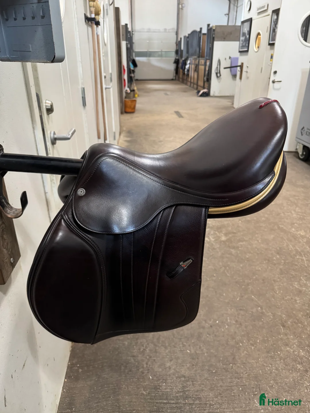 Sadlar hästutrustning till salu: Supersnygg unik equipe sadel  i Kungsbacka - Annons 6