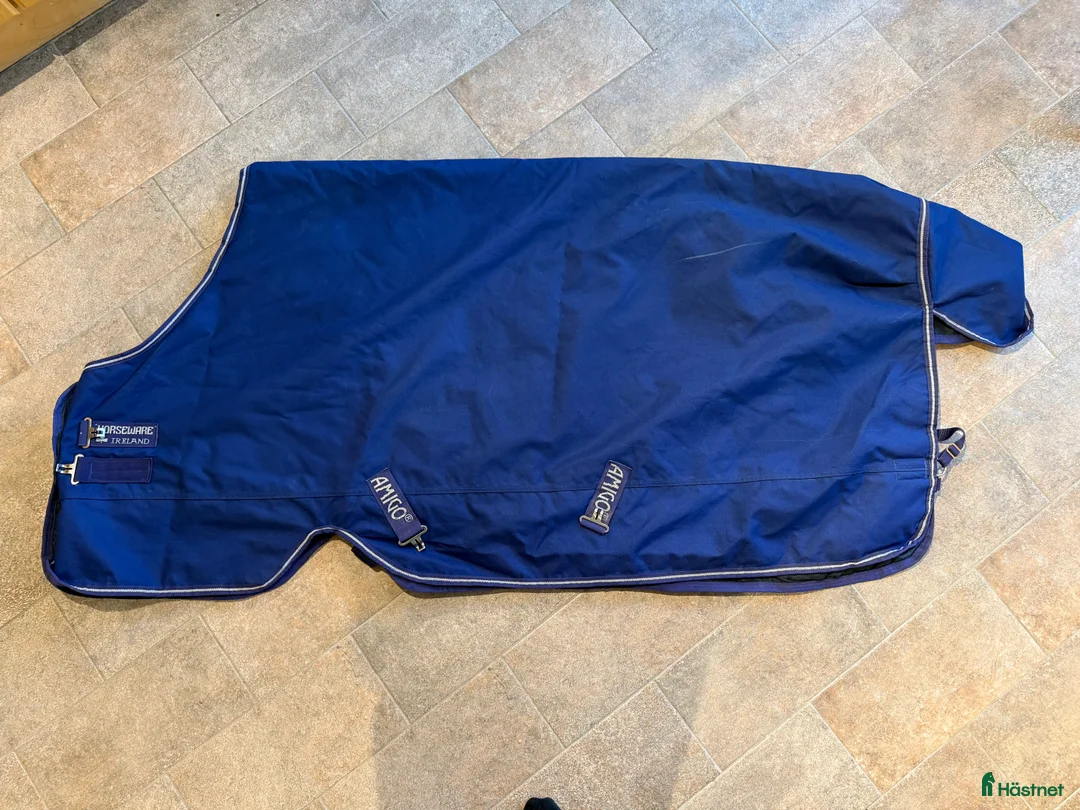 Täcken hästutrustning till salu: Amigo regntäcke med hals 200 g - Annons 1