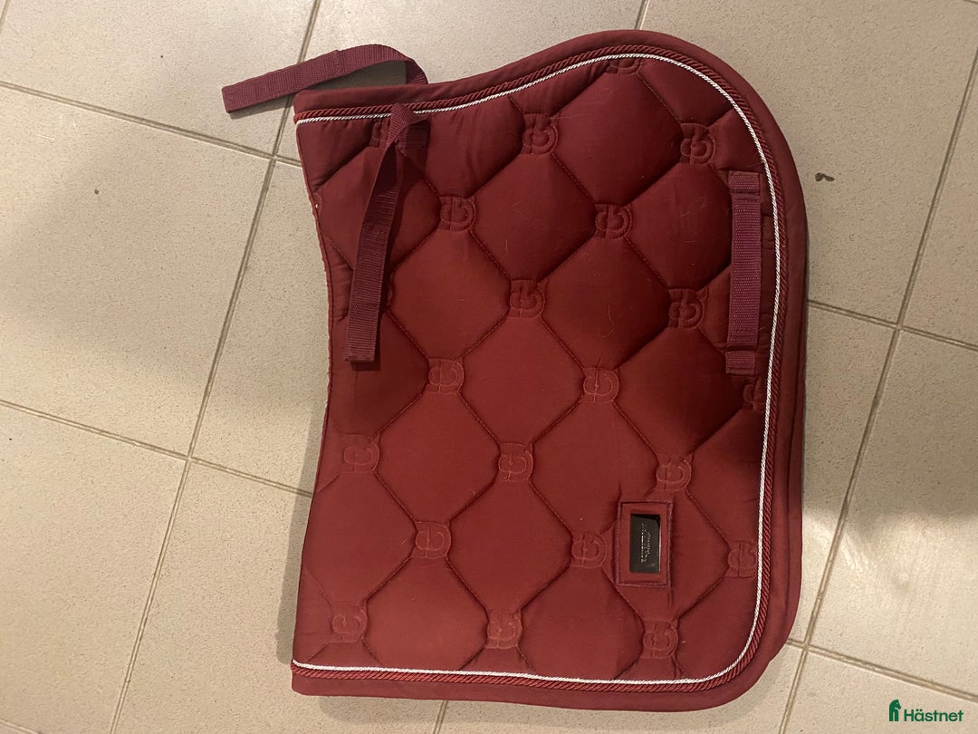 Schabrak & Vojlockar hästutrustning till salu: Vinrött jättefint es schabrak strl ponny! i Järna - Annons 2