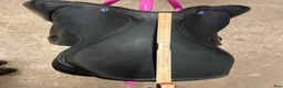 Sadlar hästutrustning till salu: Svart Lippo hoppsadel  i Vara - Annons 6