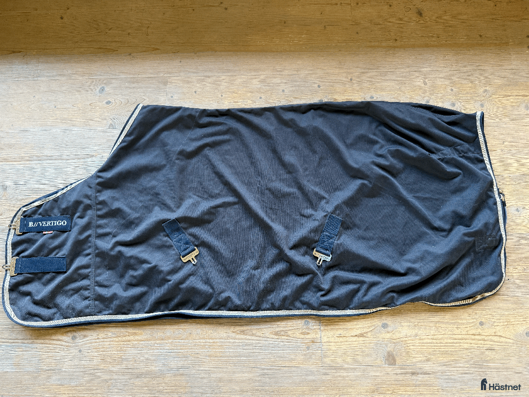 Täcken hästutrustning till salu: Tävlings / stall / ute - täcken  i storlek 125  i Ekerö - Annons 3