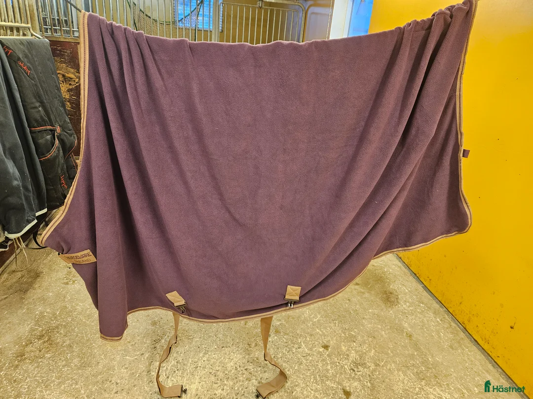 Täcken hästutrustning till salu: Amigo Fleece Cooler täcke i stl 145 i Sidensjö - Annons 2