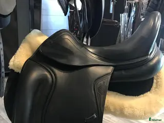 Sadlar hästutrustning Fin sadel i Örebro - Annons 1