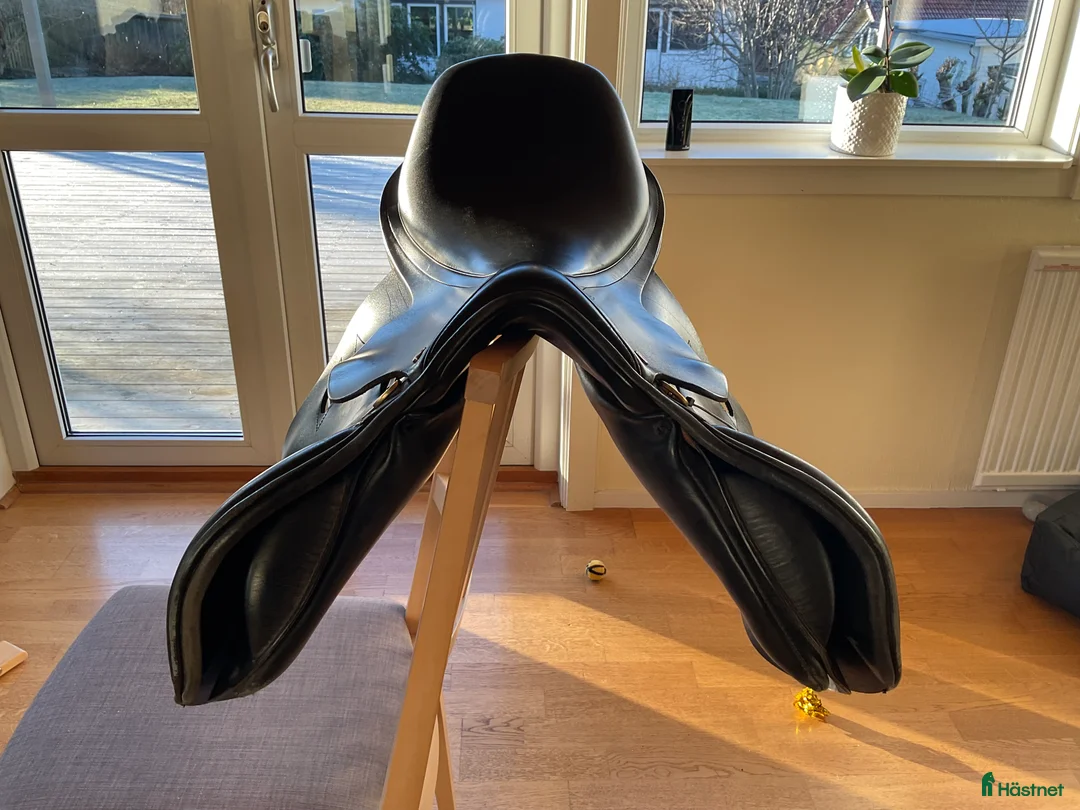 Sadlar hästutrustning till salu: Globus Noble Hoppsadel i Lindome - Annons 2