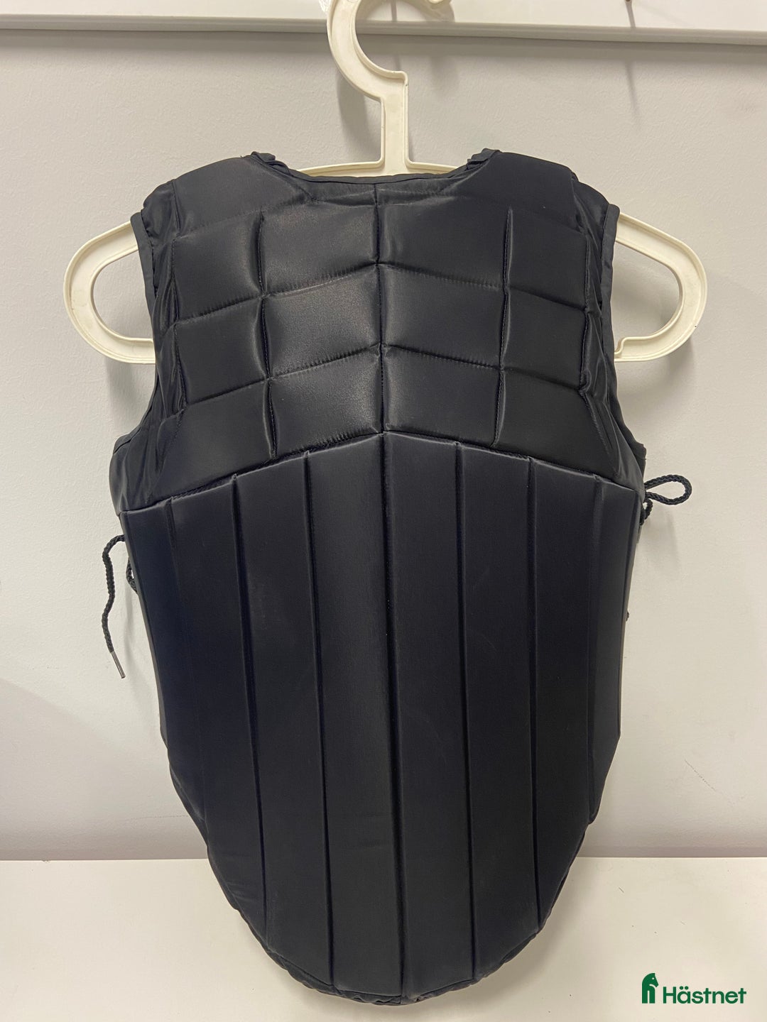 Säkerhetsvästar ryttarutrustning till salu: 2 ridvästar till salu i Tibro - Annons 5