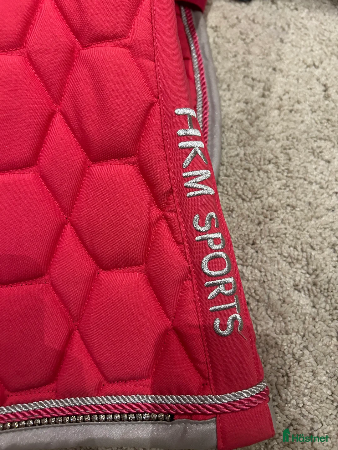 Schabrak & Vojlockar hästutrustning till salu: Fint rosa schabrak med matchande tröja i Enhörna - Annons 5