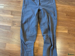 Ridbyxor ryttarutrustning till salu: Klassiska ridbyxor från Pikeur i Västerhaninge - Annons 2