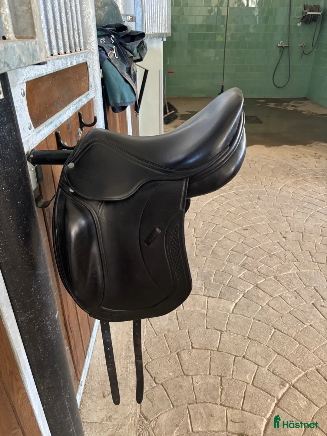 Sadlar hästutrustning till salu:  ErgoX2 Salmiak B1 dressyrsadel – 17” NM i Stockholm - Annons 2