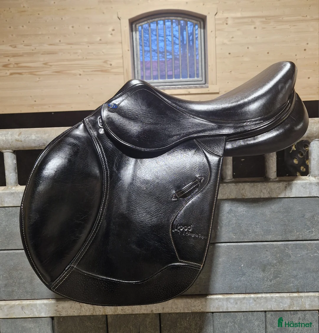 Sadlar hästutrustning till salu: Lippo hoppsadel  i Grästorp - Annons 1