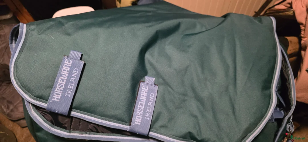 Täcken hästutrustning till salu: Vintertäcke med hals i Landvetter - Annons 2