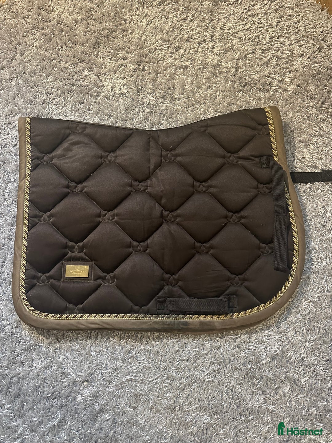 Schabrak & Vojlockar hästutrustning till salu: Fint equestrian stockholm schabrak i Uddevalla - Annons 2