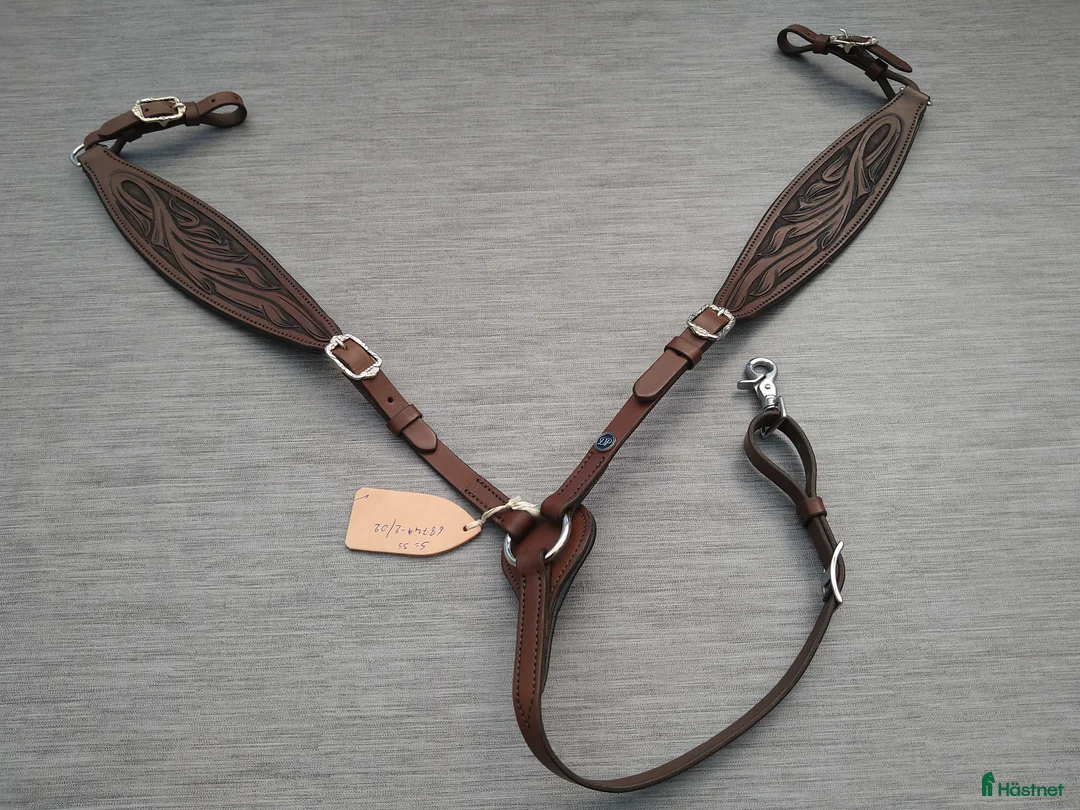 Träns hästutrustning till salu: huvudlag, brösta, schabrak, zalea i Härnösand - Annons 3